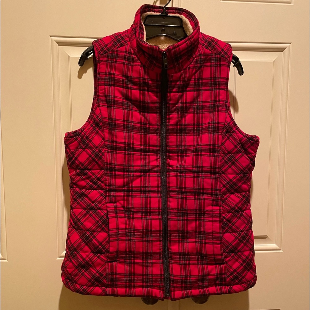 NEW PRICE ** NWT Duluth Trading Women’s Quilted Flannel Plaid Vest, Red/Black